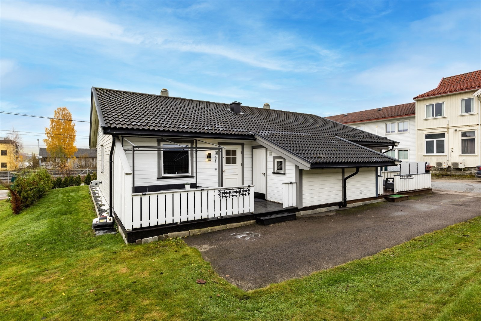 Boligen inneholder: Gang, stue/kjøkken, bad, 2 soverom og vaskerom. I tillegg til utvendig bod og en biloppstillingsplass i garasje. Galleribilde