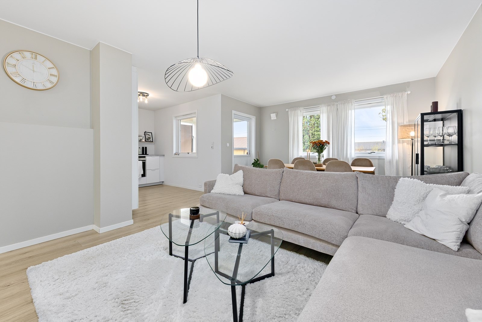 Stuen er delikat og innbydende med 1-stavs laminat på gulv, slette vegger malt i en dus farge. Galleribilde