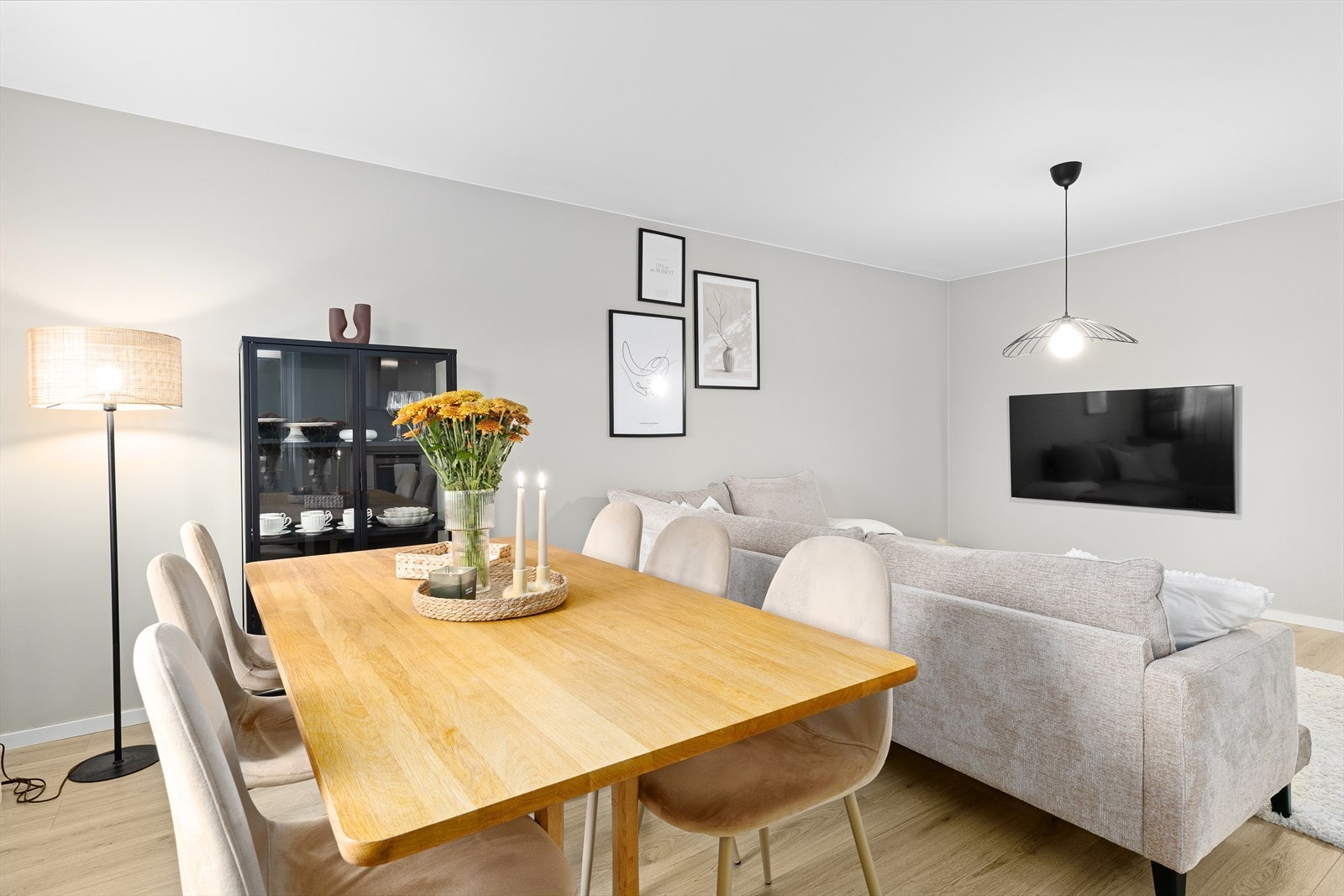 I stuen er det plass til en romslig sofagruppe med tilhørende salongbord og underholdningsavdeling. Galleribilde