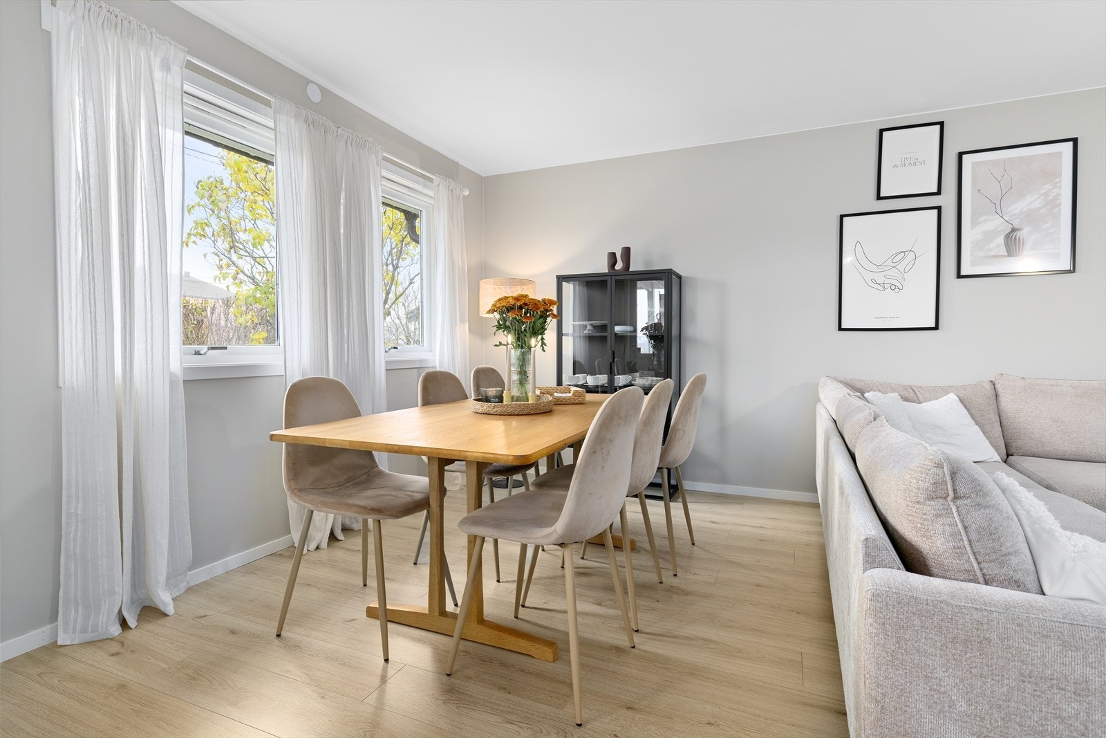 Spisebordet finner sin naturlige plassering, der en kan dekke på til flere gjester. Galleribilde