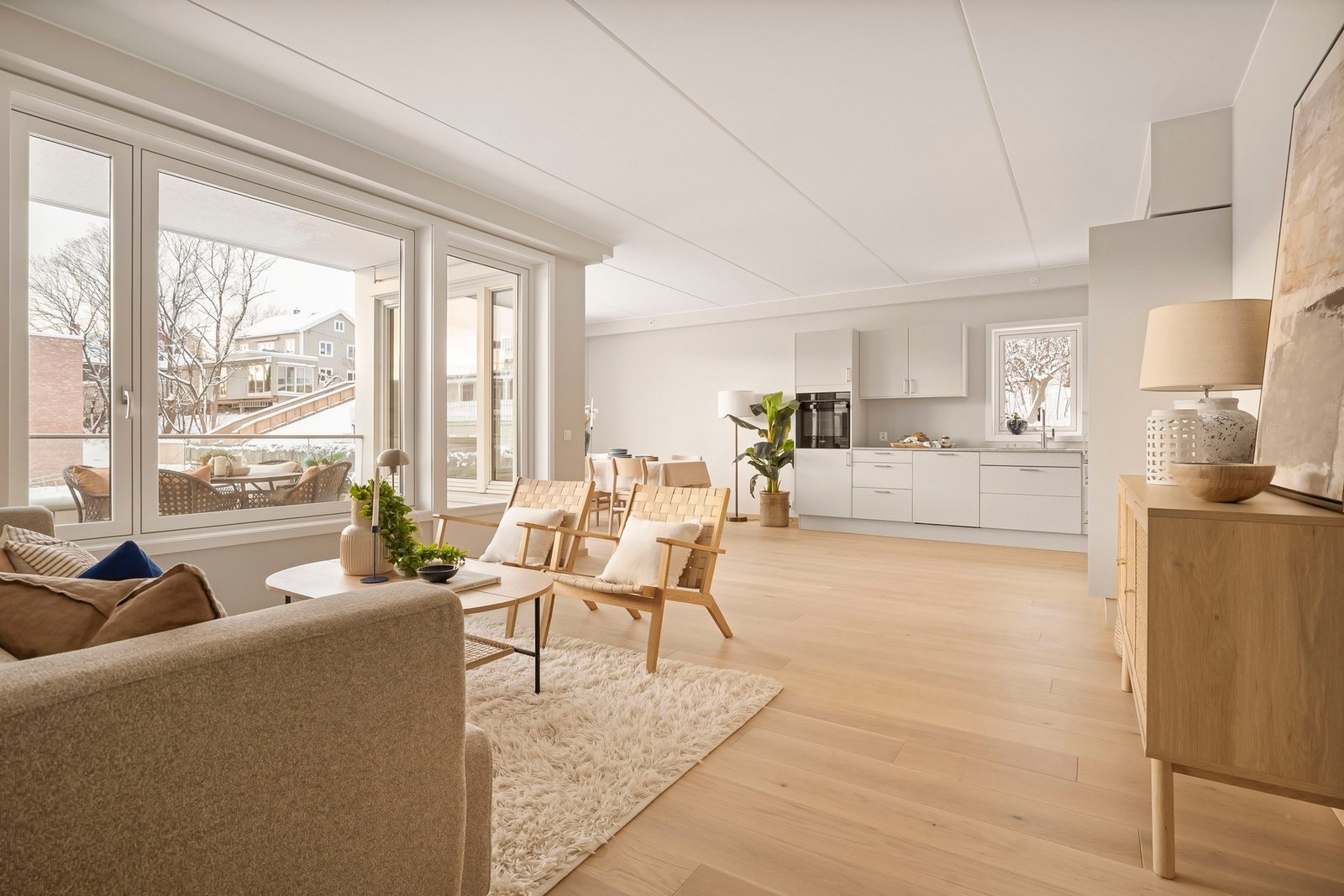 Stuen har naturlig plass til å innrede med både sofaseksjon og annet tilhørende møblement. Galleribilde