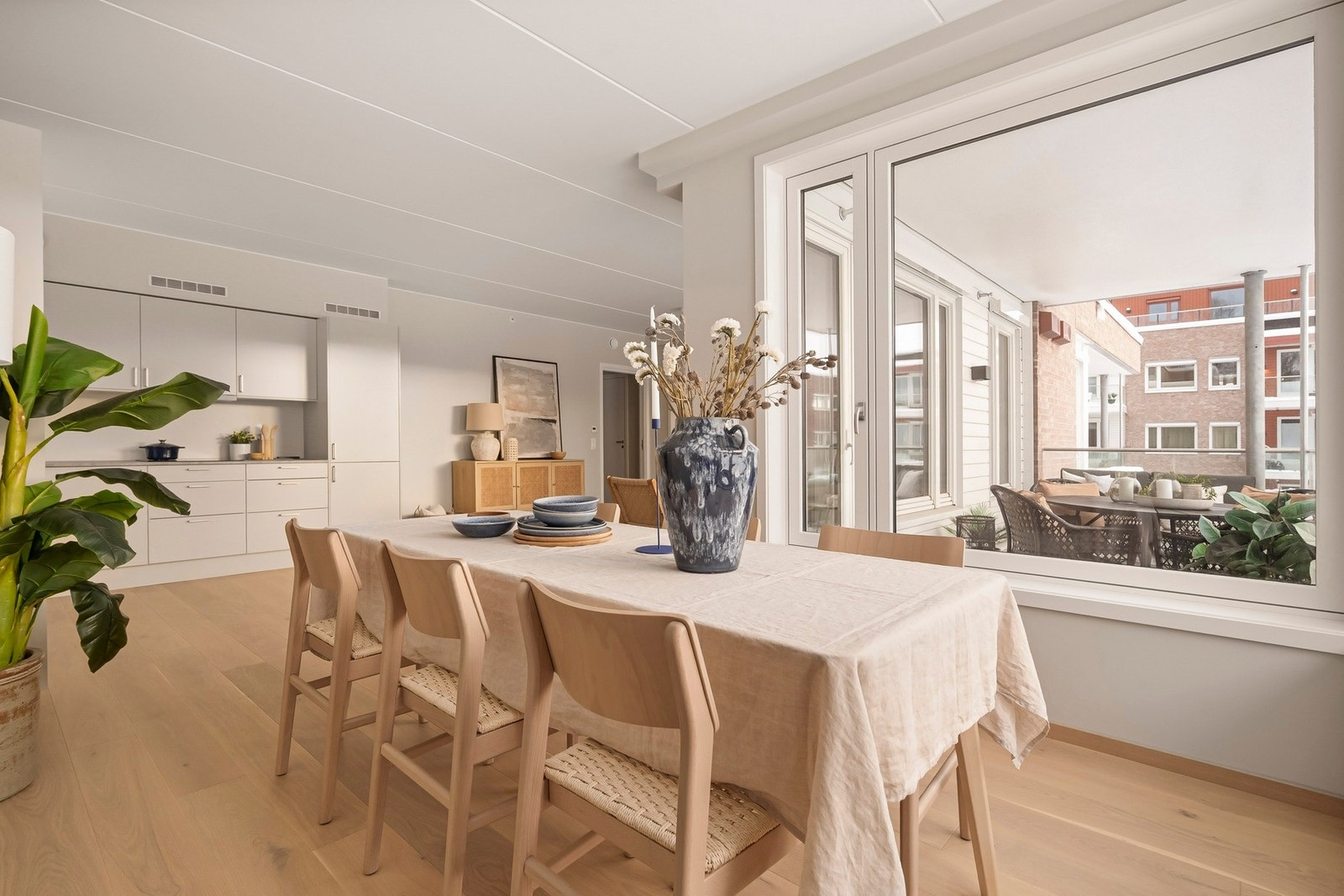 Et stort oppholdsrom med åpen løsning mellom stue og kjøkken/spisestue. Galleribilde