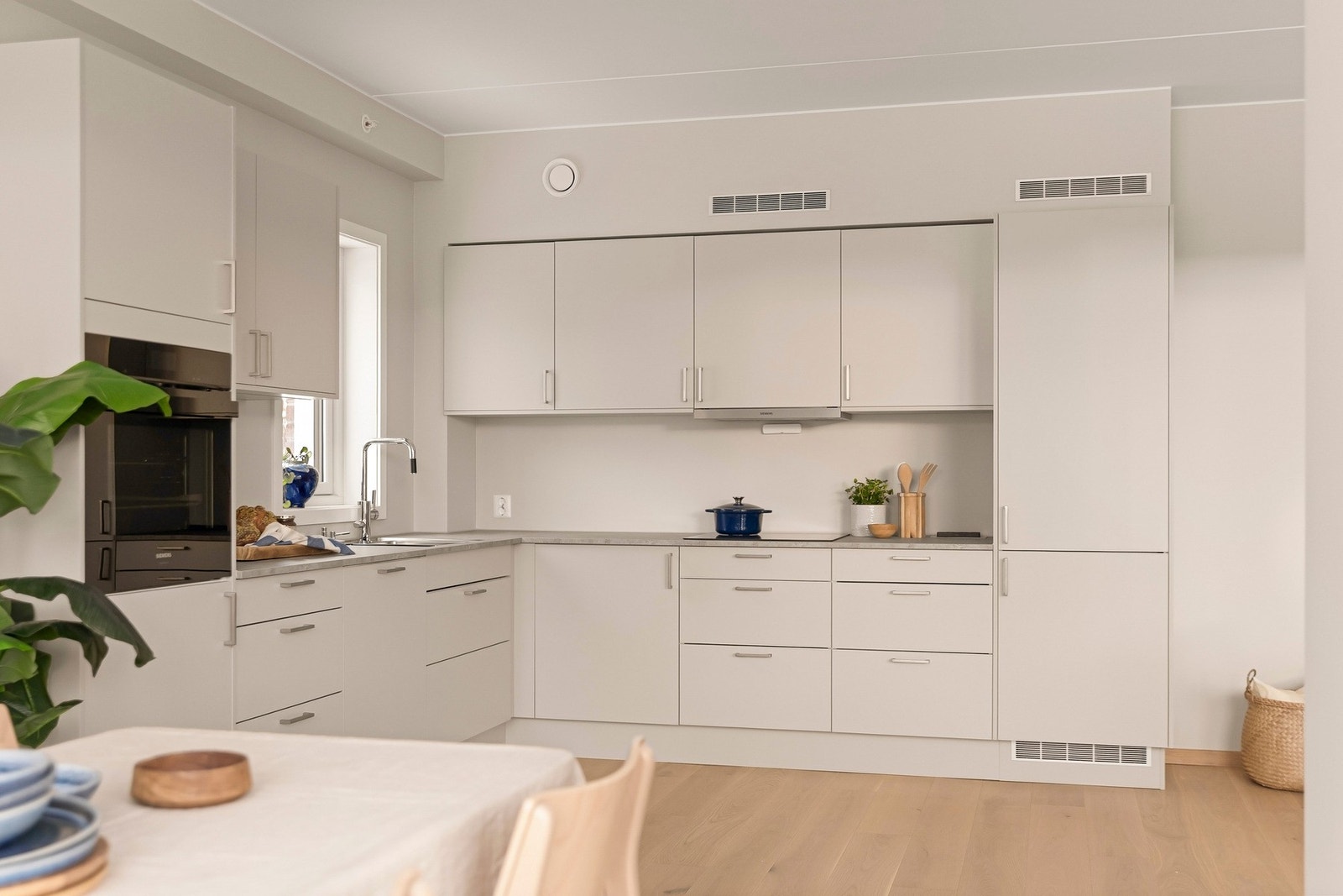 Kjøkkenet har en stilren innredning fra Sigdal med slette fronter og god skap- og benkeplass. Galleribilde