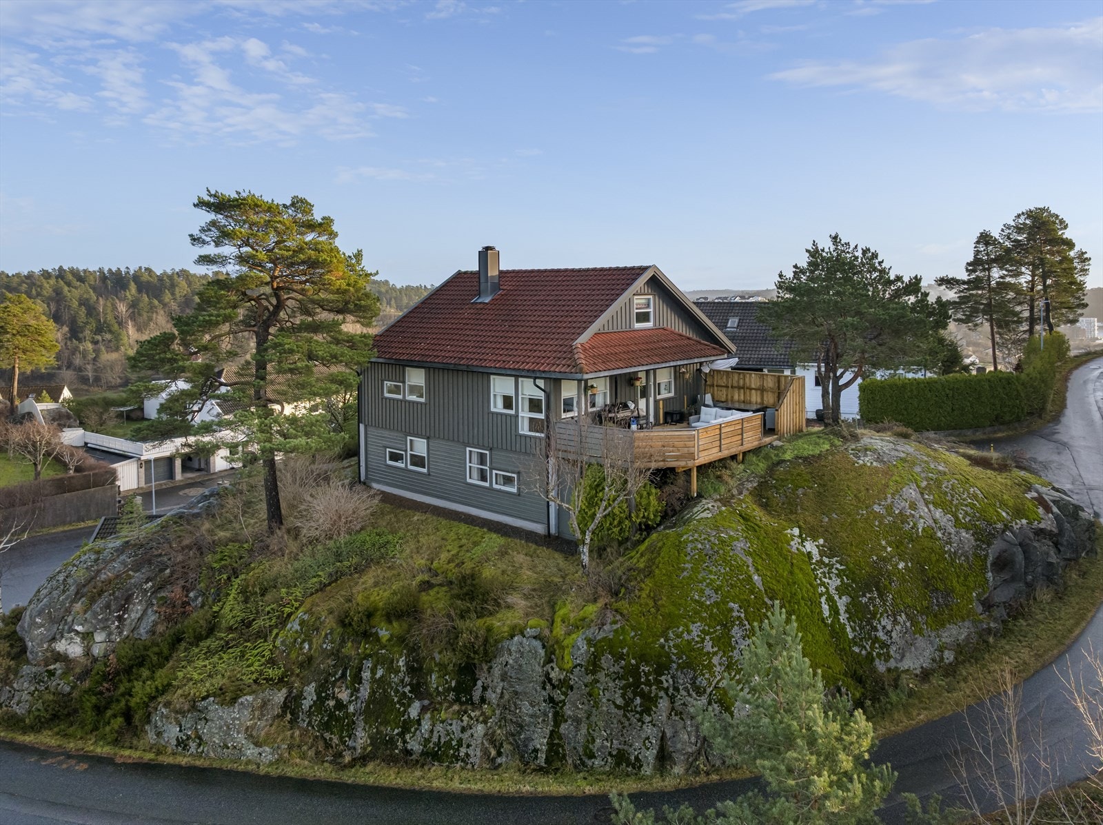 Eiendommer ligger høyt, fritt og luftig til i veletablert boligområde på Songeheia ved Birkenlund. Romslig utsiktstomt med sol fra tidlig til sent og flott utsikt både mot hav og innover i landet. Fotograf: Hallvard Rimereit. Galleribilde