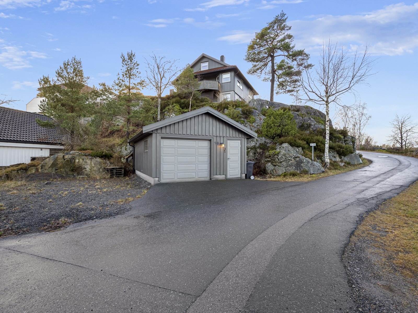 Frittliggende garasje med tilhørende parkering eller plass for f.eks. båtopplag. Galleribilde