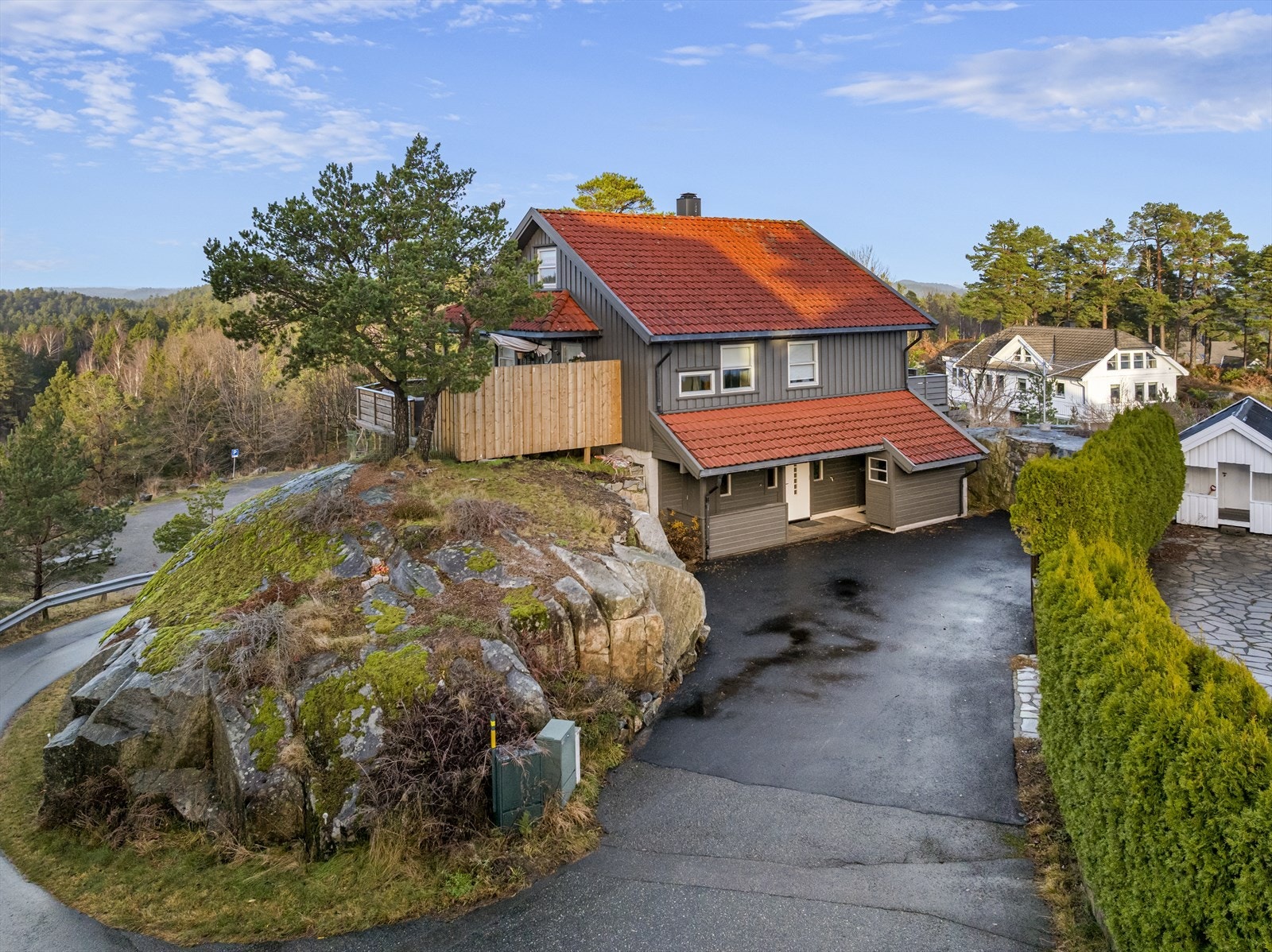 Eiendommen ligger på en luftig utsiktstomt med panoramautsikt utover havet og innover i landet. Her er sol fra morgen til sen kveld. Galleribilde