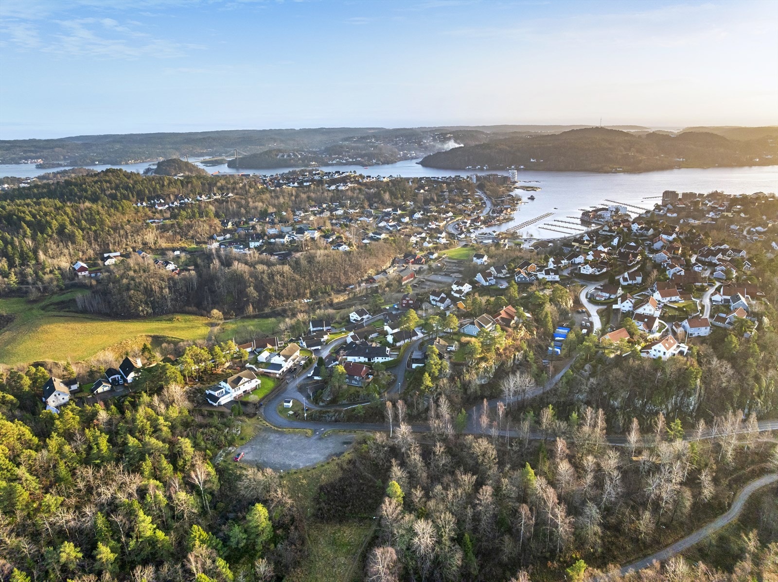 Det er kort vei til både Arendal sentrum og Krøgenes handelspark, båthavn på Songe og nydelig badeplass på Løkholmen. Det er gangavstand til både skoler og flere barnehager. Galleribilde