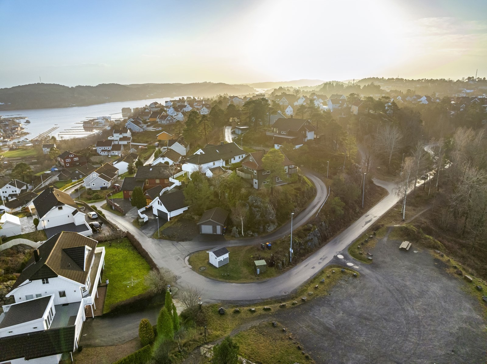 Eiendommer ligger høyt, fritt og luftig til i veletablert boligområde på Songeheia ved Birkenlund. Romslig utsiktstomt med sol fra tidlig til sent og flott utsikt både mot hav og innover i landet. Galleribilde