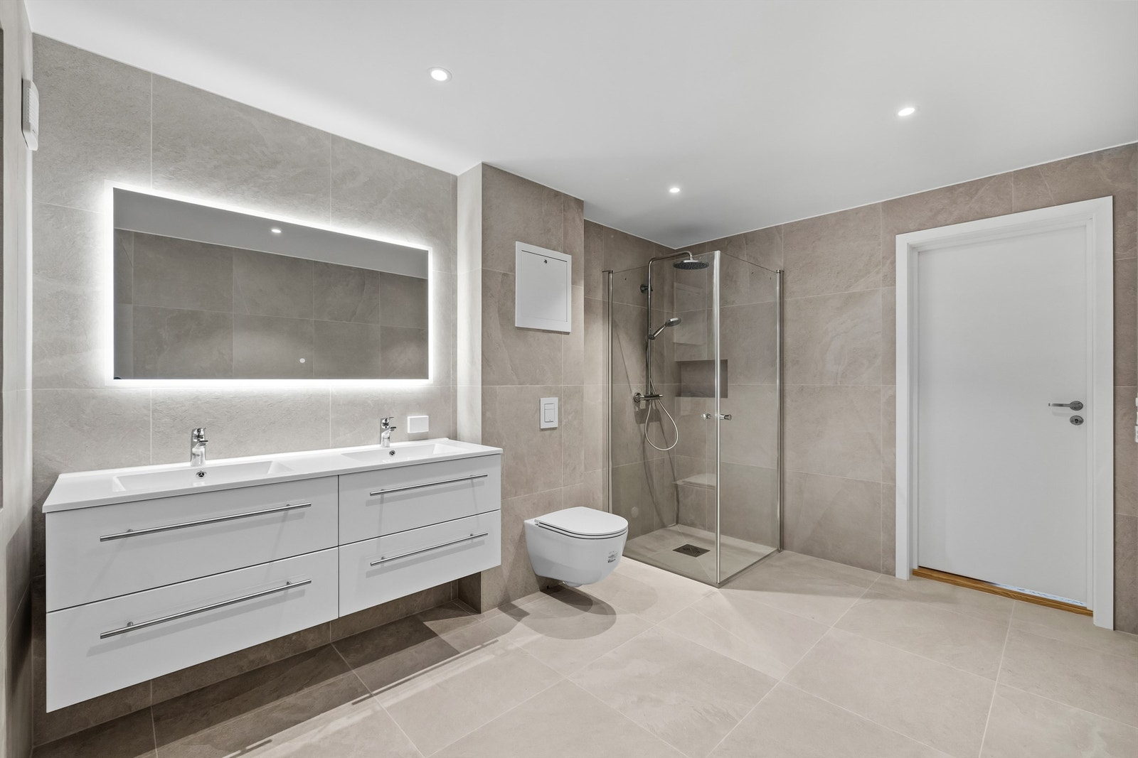 Baderomsinnredningen fra Megaflis gir rikelig med oppbevaringsplass. Galleribilde