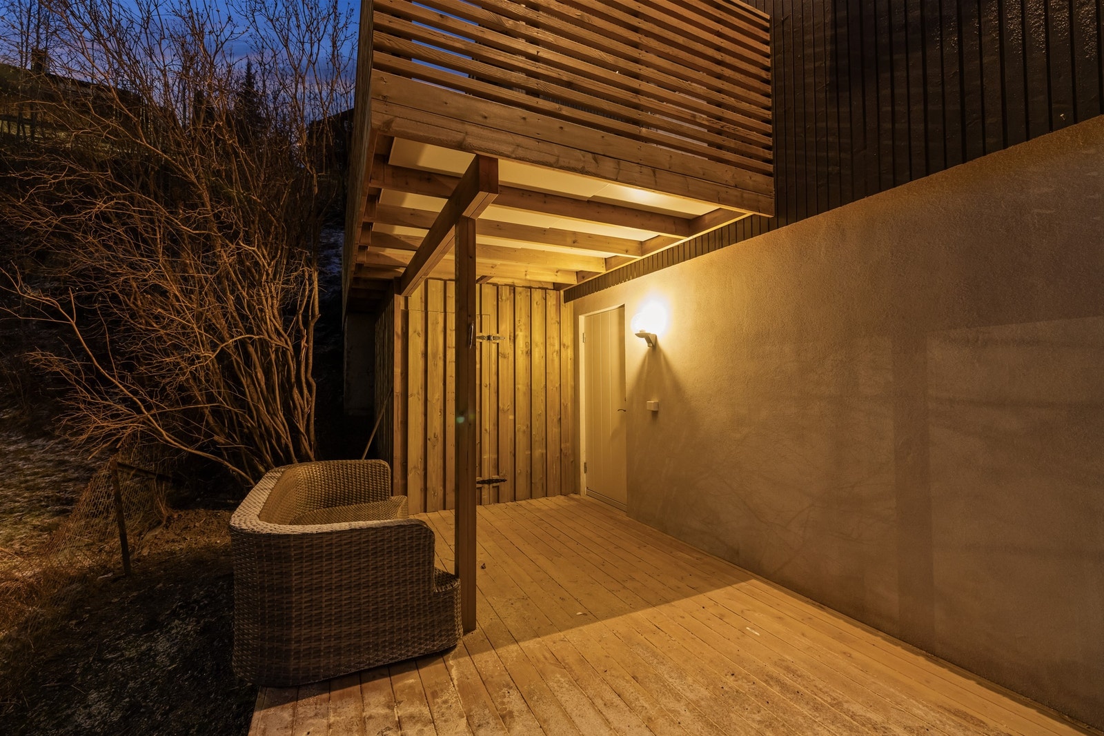 Overbygget uteplass som gir ly for vær og vind. Galleribilde