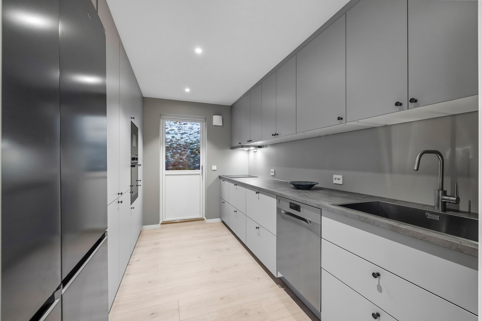 Kjøkkenet er utstyrt med moderne, integrerte hvitevarer og har egen utgang. Galleribilde