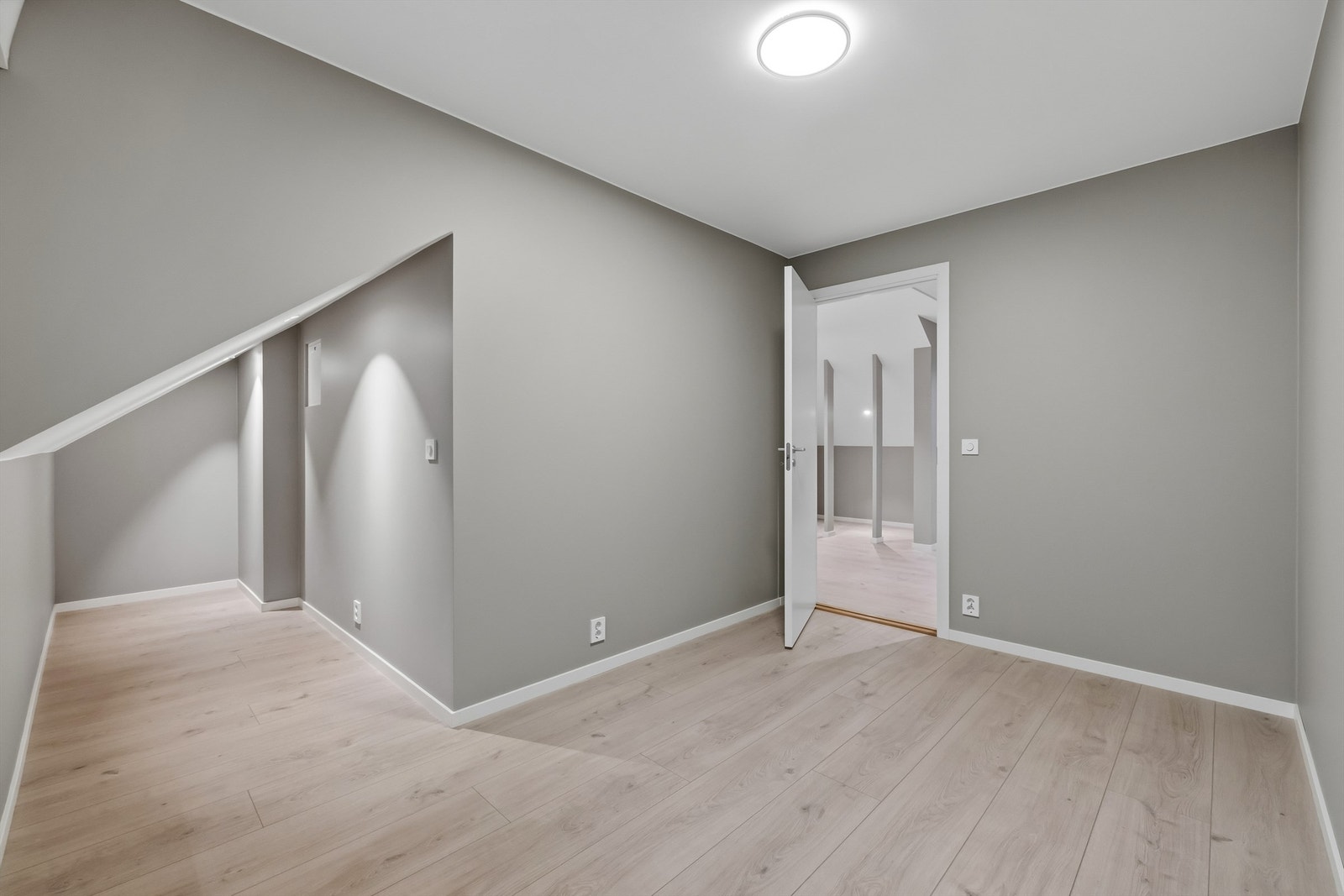 Loftsrom med skråtak som gir en hyggelig atmosfære. Galleribilde