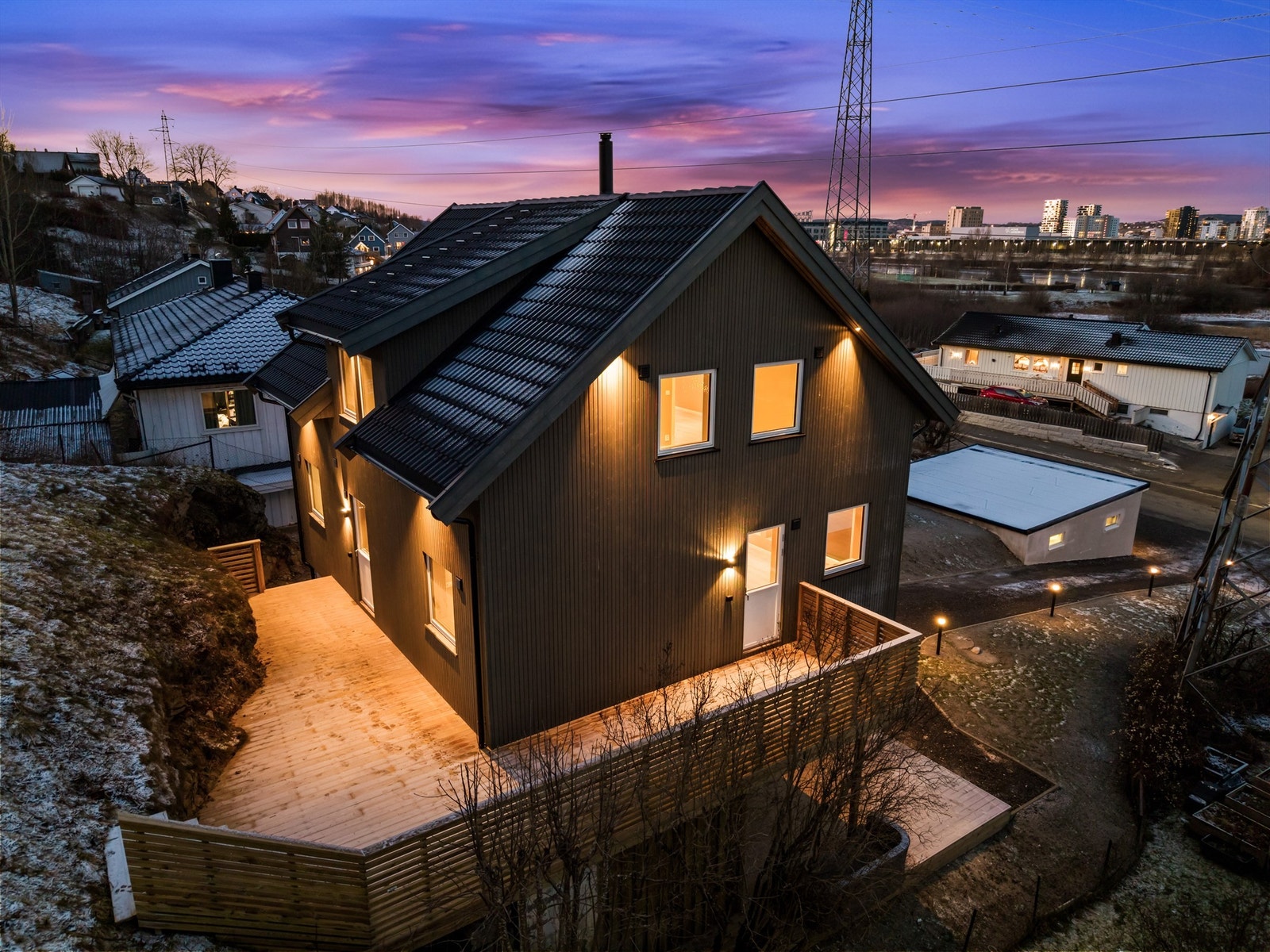 Enebolig med romslig tomt og en attraktiv beliggenhet ved Nitelva. Galleribilde