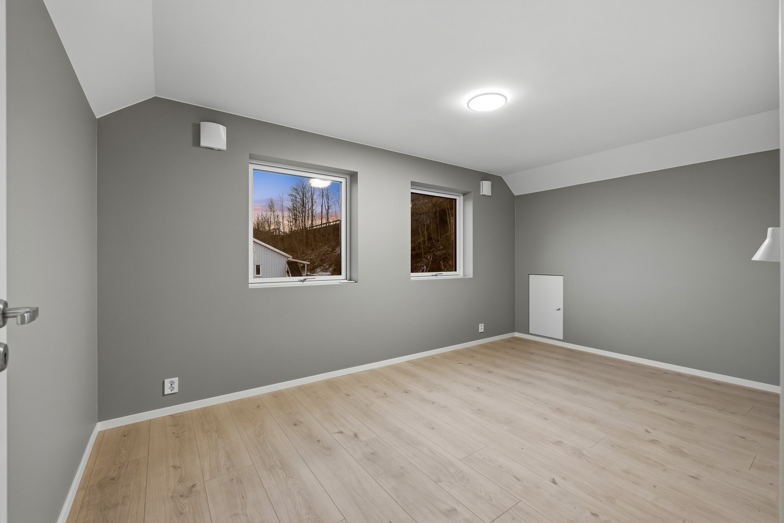 Soverom med god plass og nøytrale fargevalg på veggene. Galleribilde