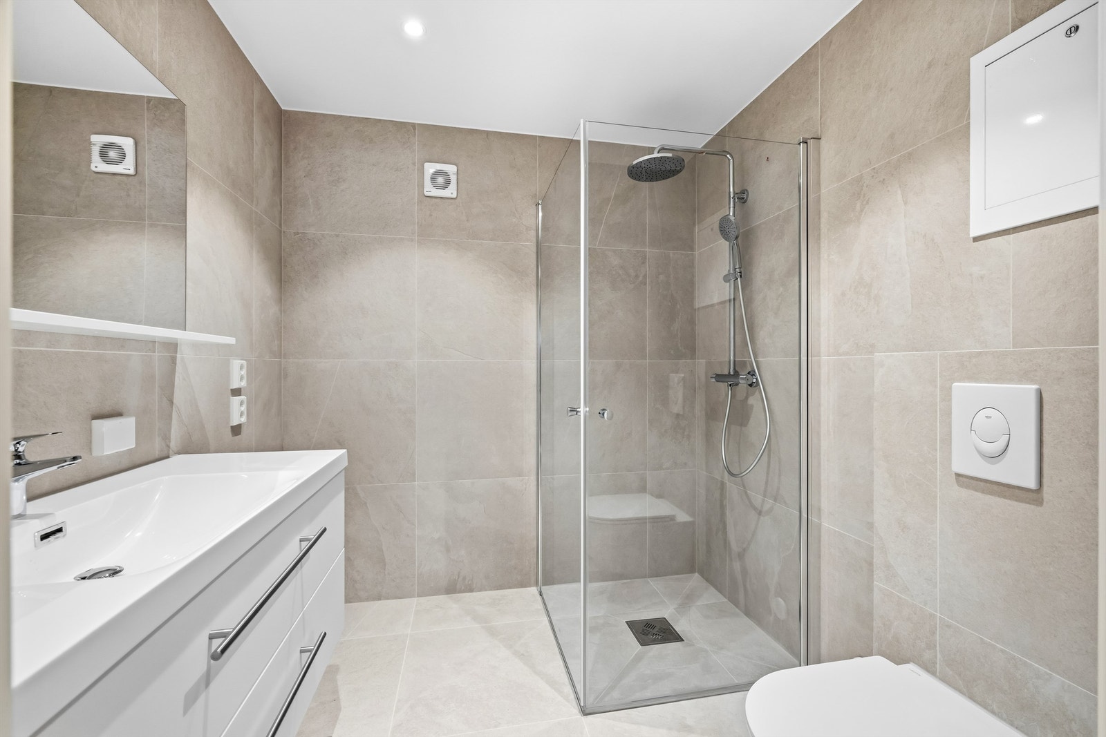 Det tredje badet er like funksjonelt og stilrent som de øvrige. Galleribilde