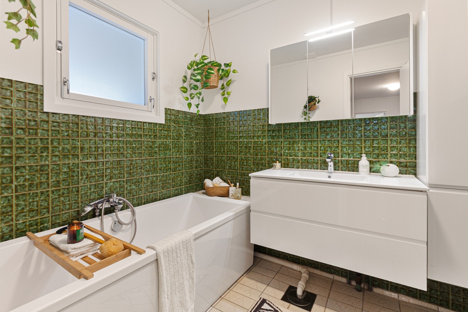 Badet i første etasje. Rommet har fliser på gulv og varmekabler. Det er ny innredning med servant og blandebatteri satt inn i 2025. Galleribilde