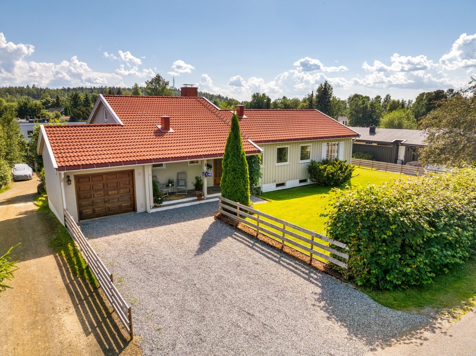 Johanna Wenngren i DNB Eiendom ønsker velkommen til Karibakken 20A - en innholdsrik og koselig enebolig. Galleribilde