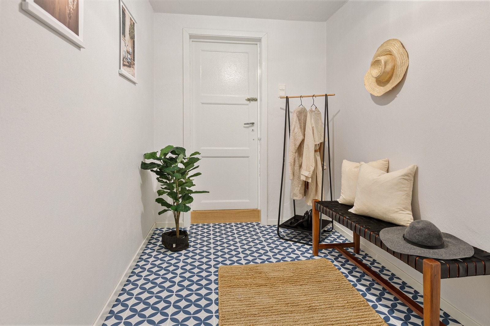 Det er egen inngang til kjelleretasje. Det er lagt nye fliser på gulvet her i 2025. Galleribilde