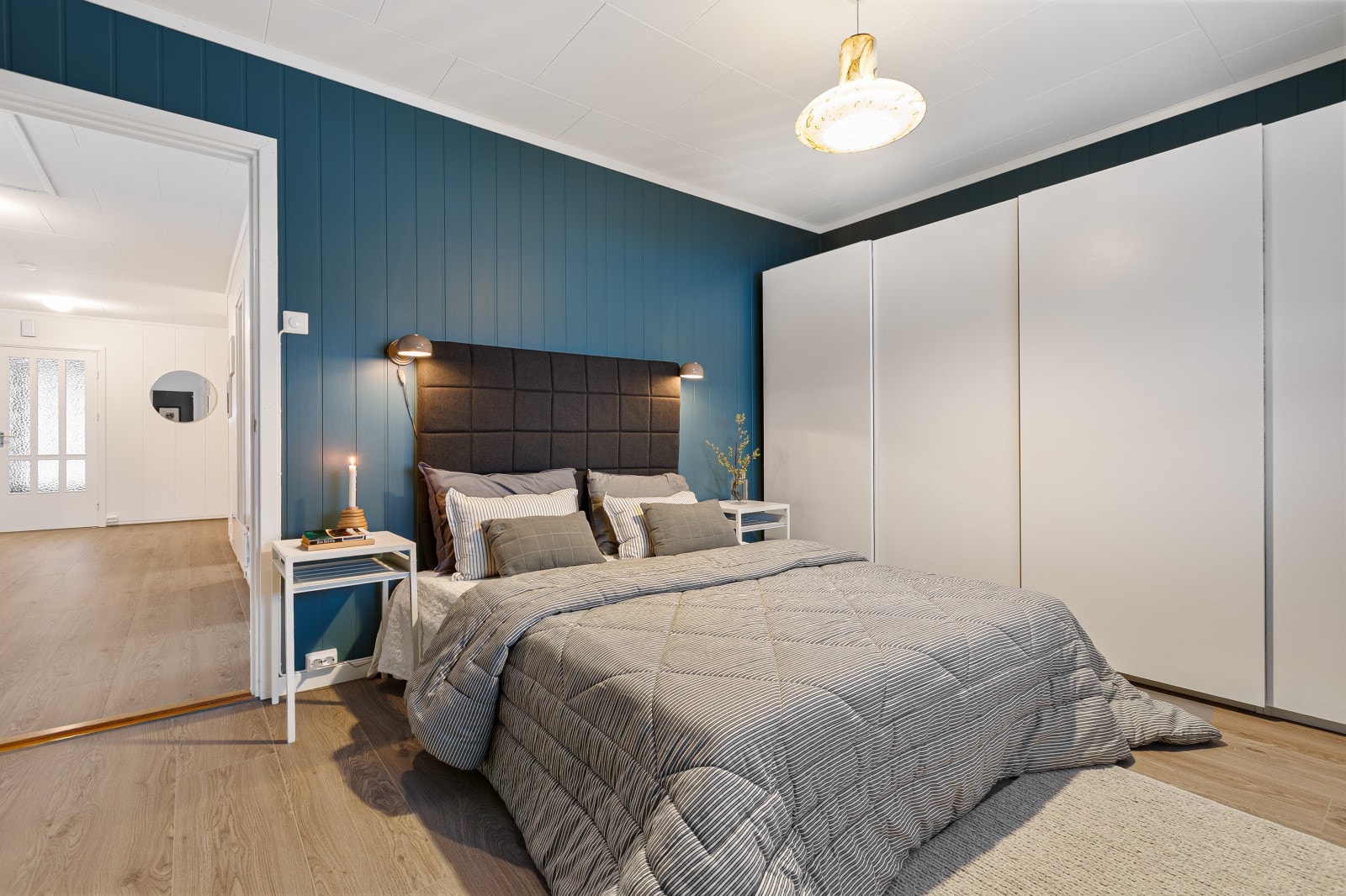 Eiendommen har fire soverom, hvorav alle er plassert i første etasje. Dette rommet benevnes som hovedsoverom og har bla. skyvedørsgarderobe og adkomst ut mot balkong. Galleribilde