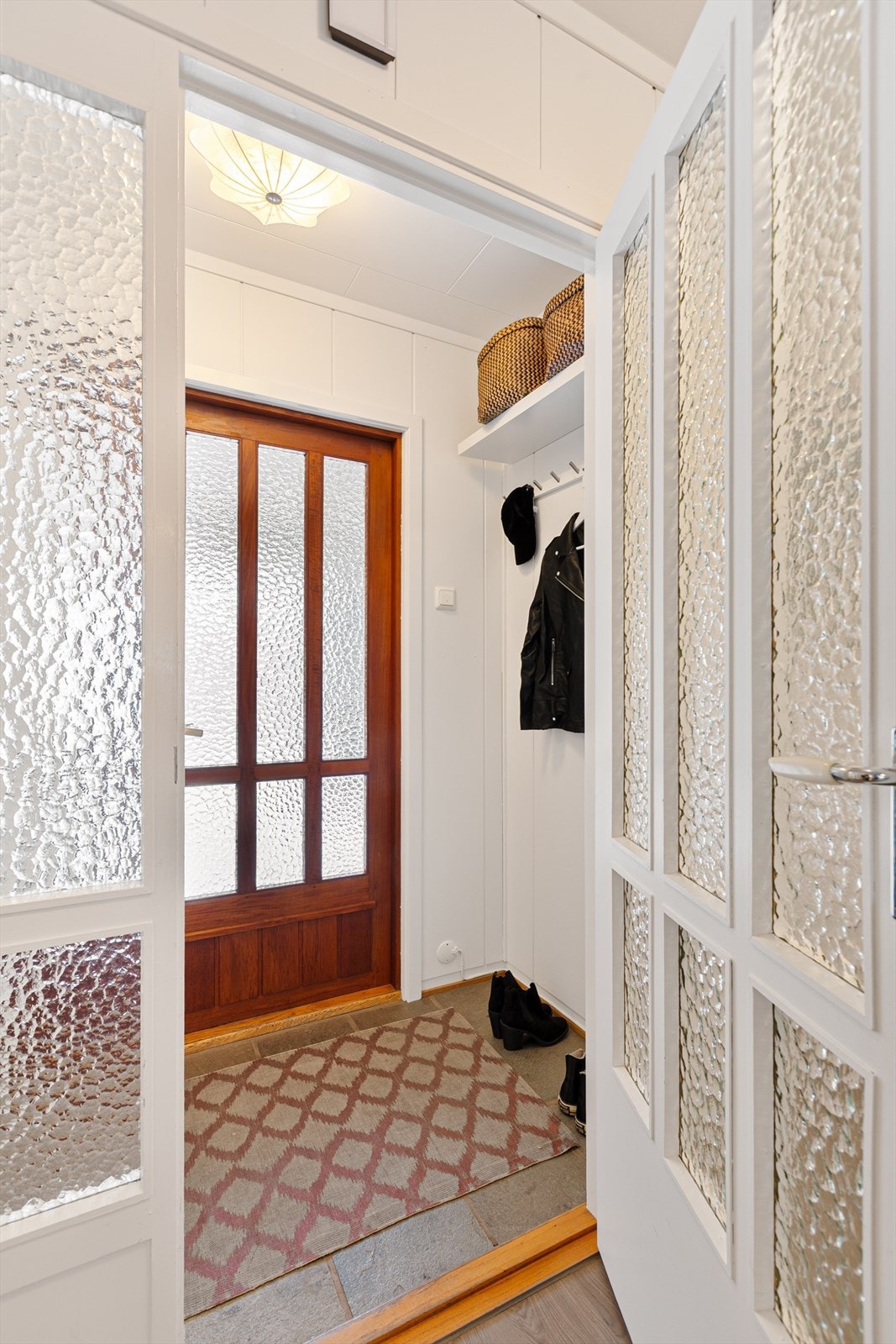 Her ønskes du velkommen inn et vindfang med plass til å henge fra deg ytterklær, og sko. Vindfanget er flislagt med varmekabler i gulv. Galleribilde