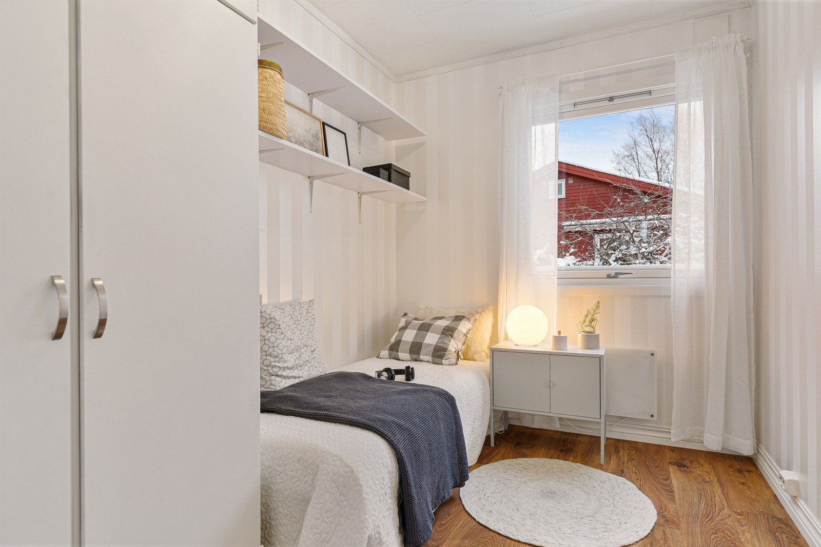 Det tredje soverommet er innredet med et medfølgende garderobeskap. Galleribilde