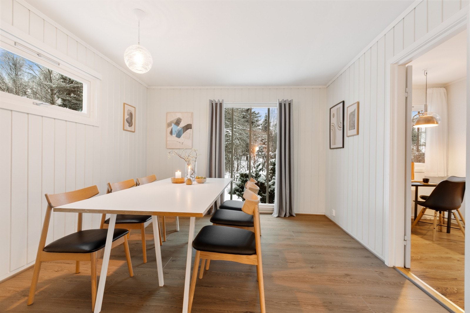 Lys og luftig spisestue med store vindusflater og god takhøyde - her er det plass til hele familien. Galleribilde