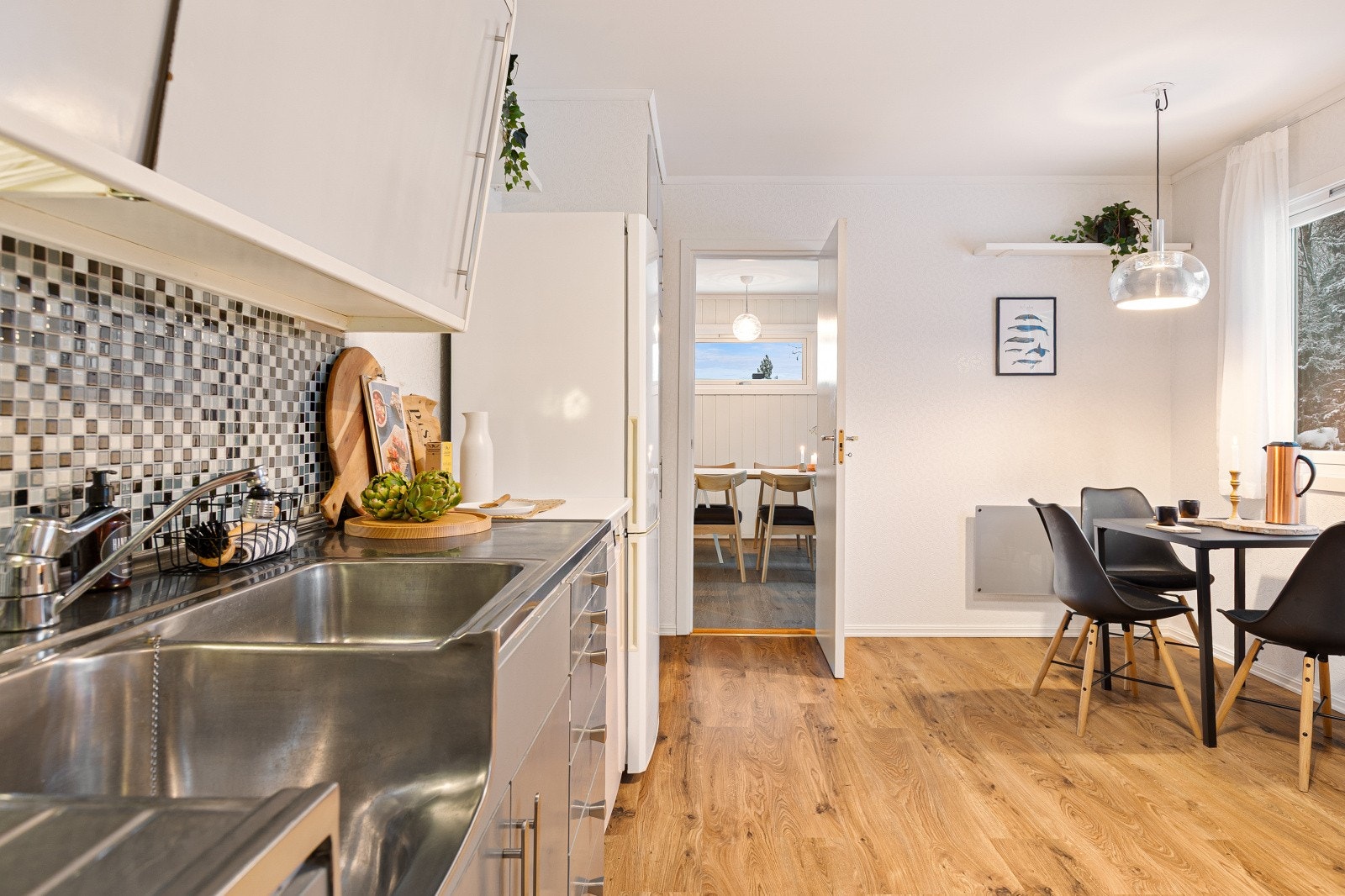 Kjøkkenet ligger i eget, separat rom mot stuen. Enkel, klassisk kjøkkeninnredning som er malt. Hvitevarer som komfyr, oppvaskmaskin og kjøleskap følger. I tillegg er det en fryser i kjeller som også medfølger. Galleribilde