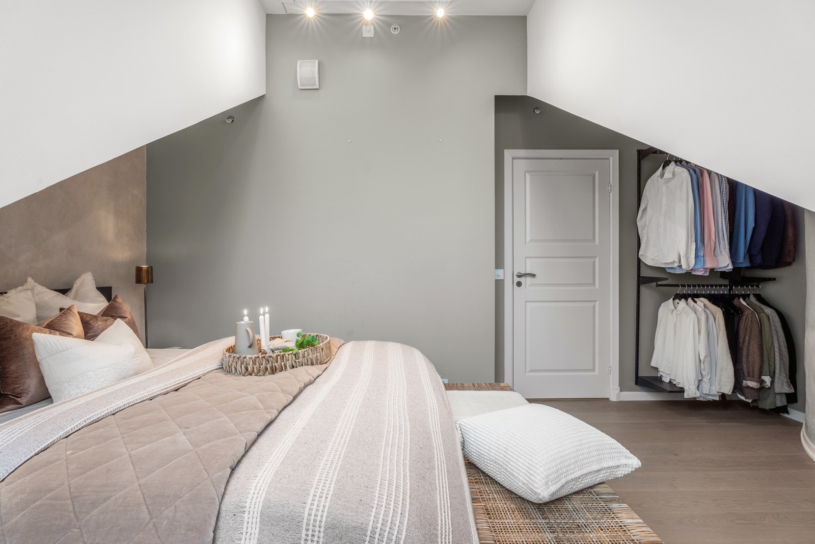 Innfelt nisje under skråtak brukes til smart klesoppbevaring. Galleribilde