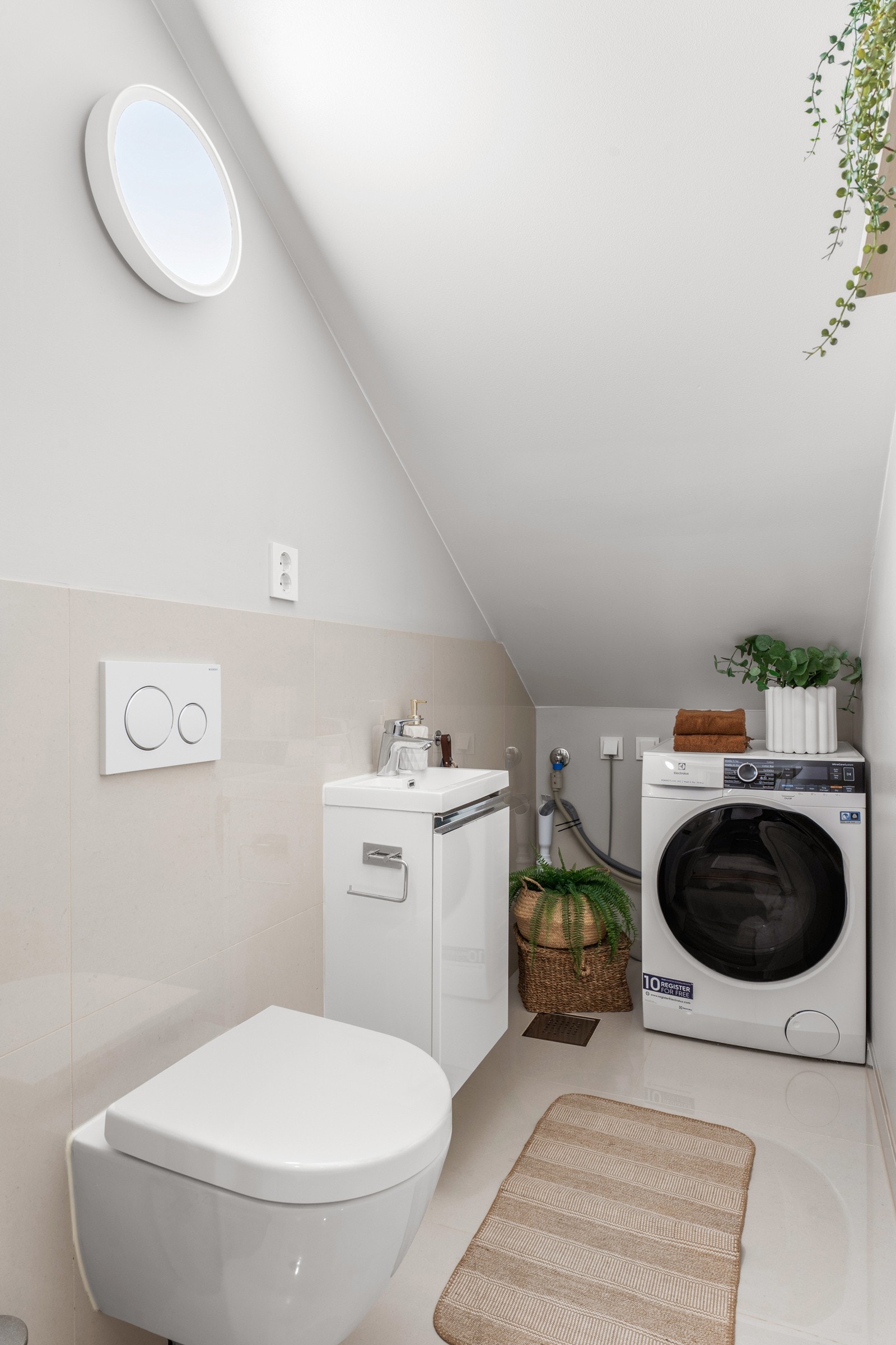 Toalettrom/vaskerom med samme materialvalg, og med opplegg til vaskemaskin. Galleribilde