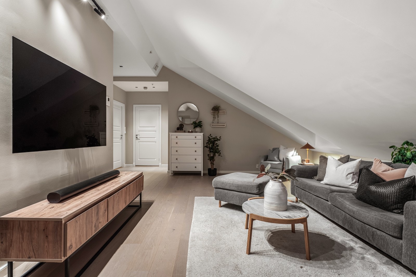 God plass til sofagruppe og TV-møbler. Galleribilde