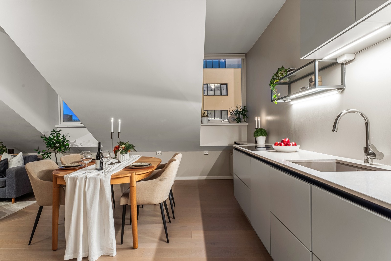 Kompositt benkeplate og vaskekum er både stilfult, holdbart og lett å rengjøre. Galleribilde