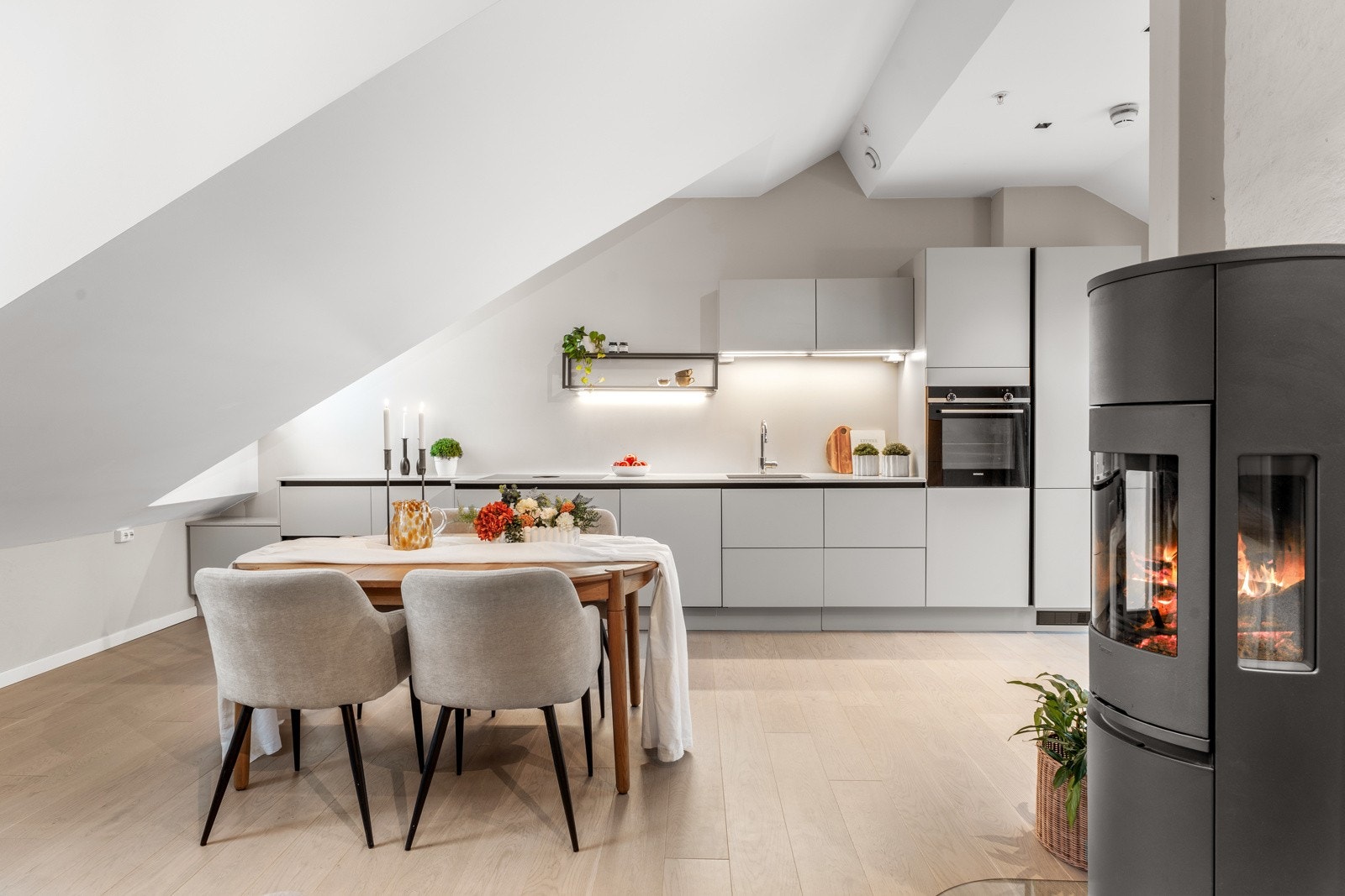 Tre meters takhøyde i midten og store vindusflater i utgående takopplett bidrar til en unik atmosfære. Galleribilde