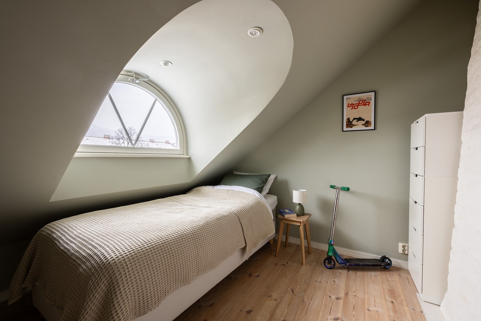 Soverom I loftsetg. Galleribilde