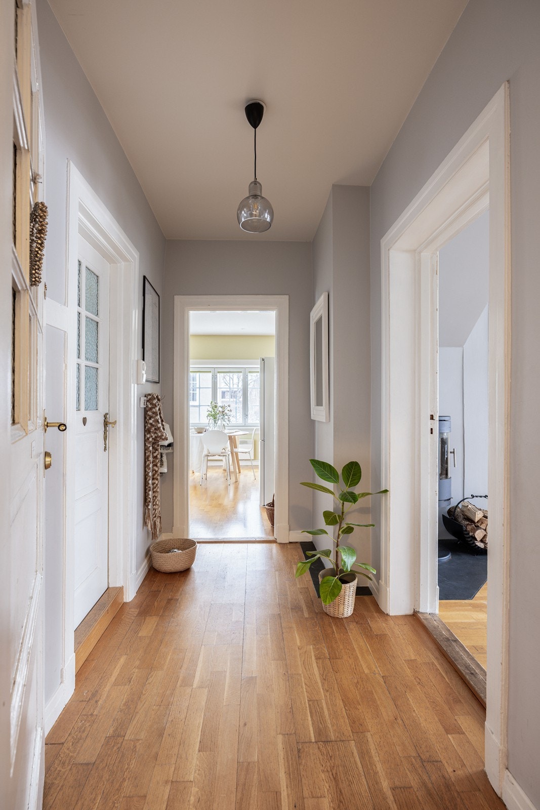 Gang med adkomst til bad, stue og kjøkken. Galleribilde