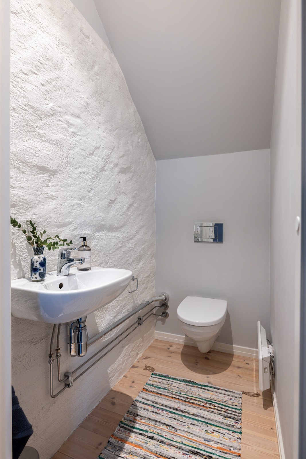 Wc med servant i loftsetg. Galleribilde