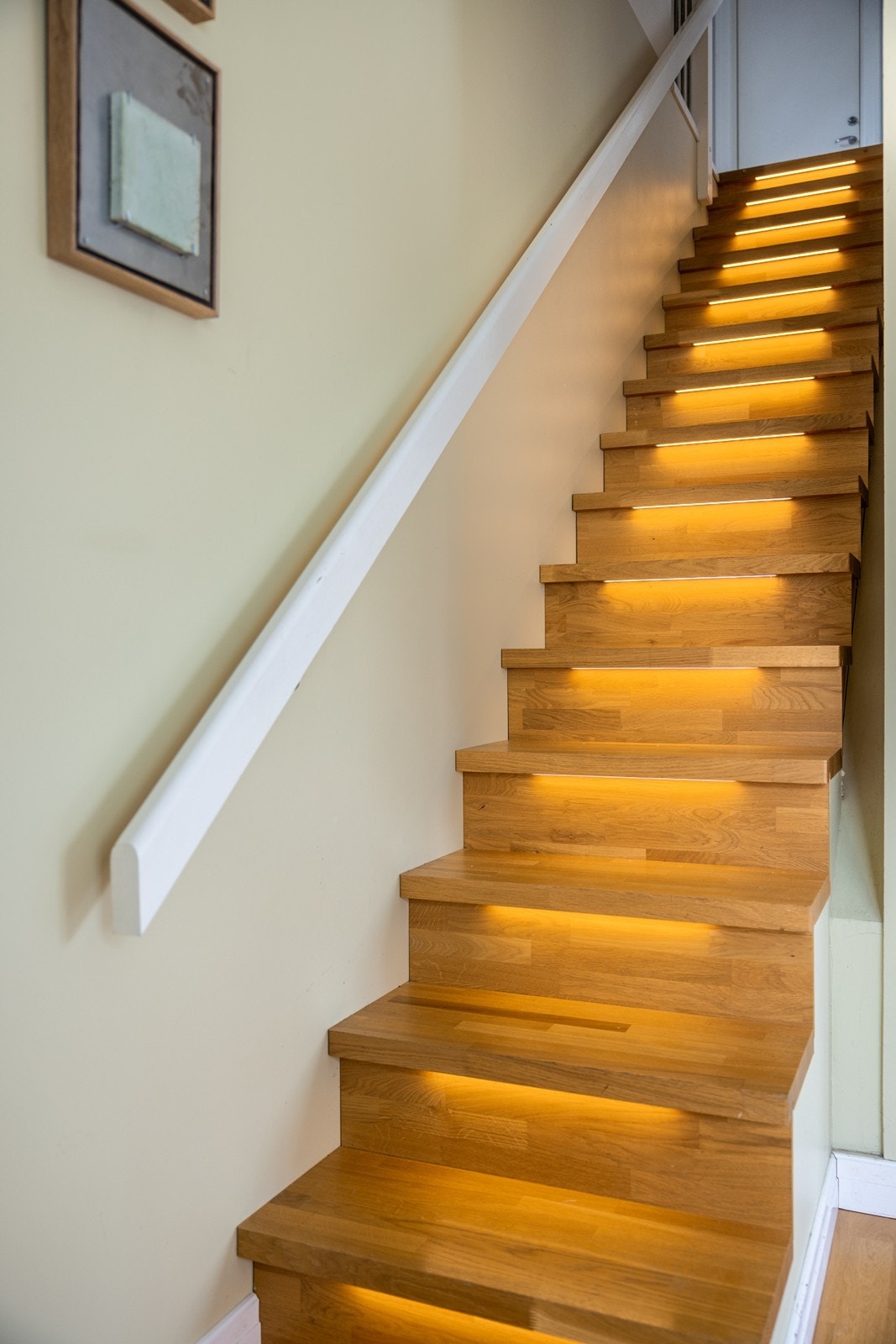 Trappen til loftsetasjen går fra kjøkkenet. Galleribilde