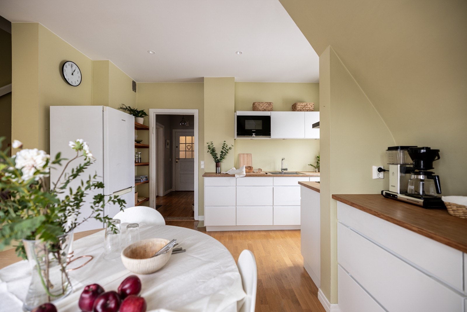 Det er romslig spiseplass på kjøkkenet. Galleribilde