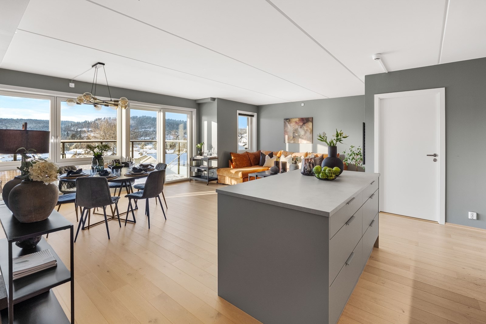 Stuen er enkel å innrede og en praktisk øy med innredning gir økt oppbevaring Galleribilde