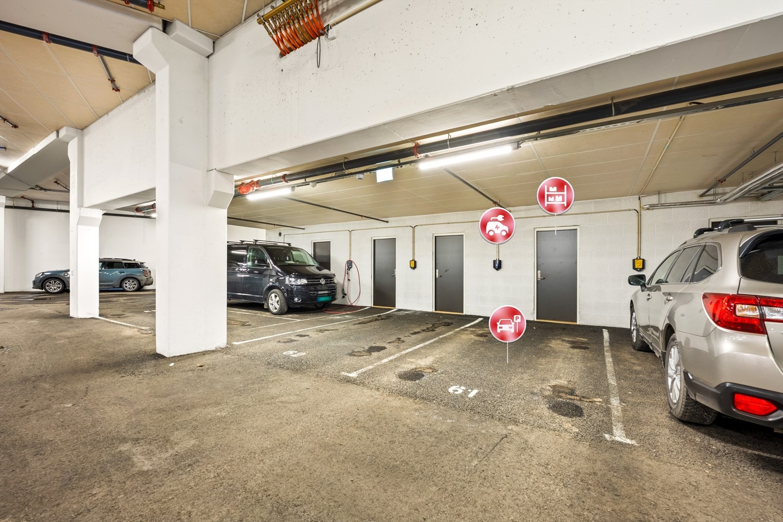 Her ser vi en av to garasjeplasser. Denne plassen har ladeboks og det er også egen bod i bakkant Galleribilde