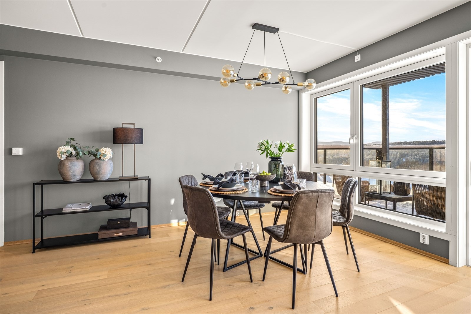 Hyggelig utsikt fra spisestuen mot det grønne Galleribilde