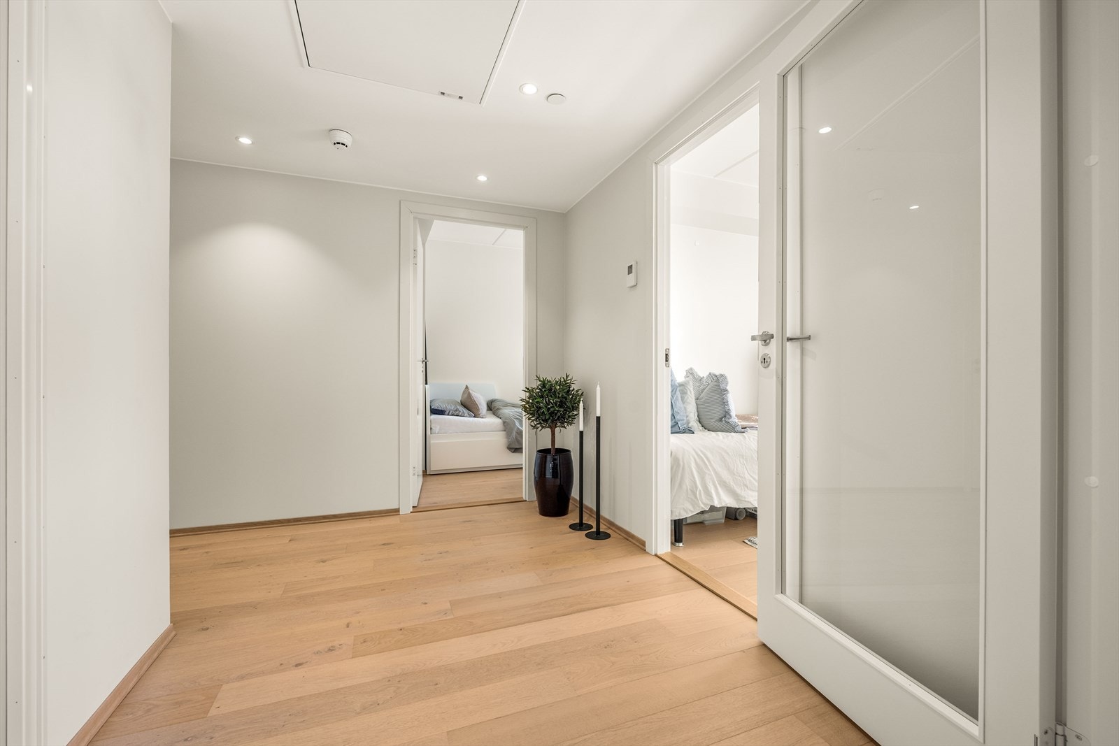 I andre enden av leiligheten er det samlet hall, 2 av de 3 soverommene med separat bad, slik at begge soner fungerer mot stue-sonen - mulig å adskille med dør Galleribilde