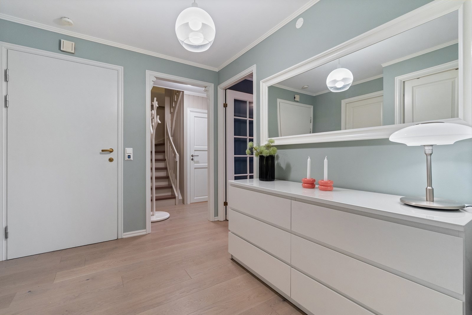 Velkommen inn til en åpen og romslig entre. Galleribilde