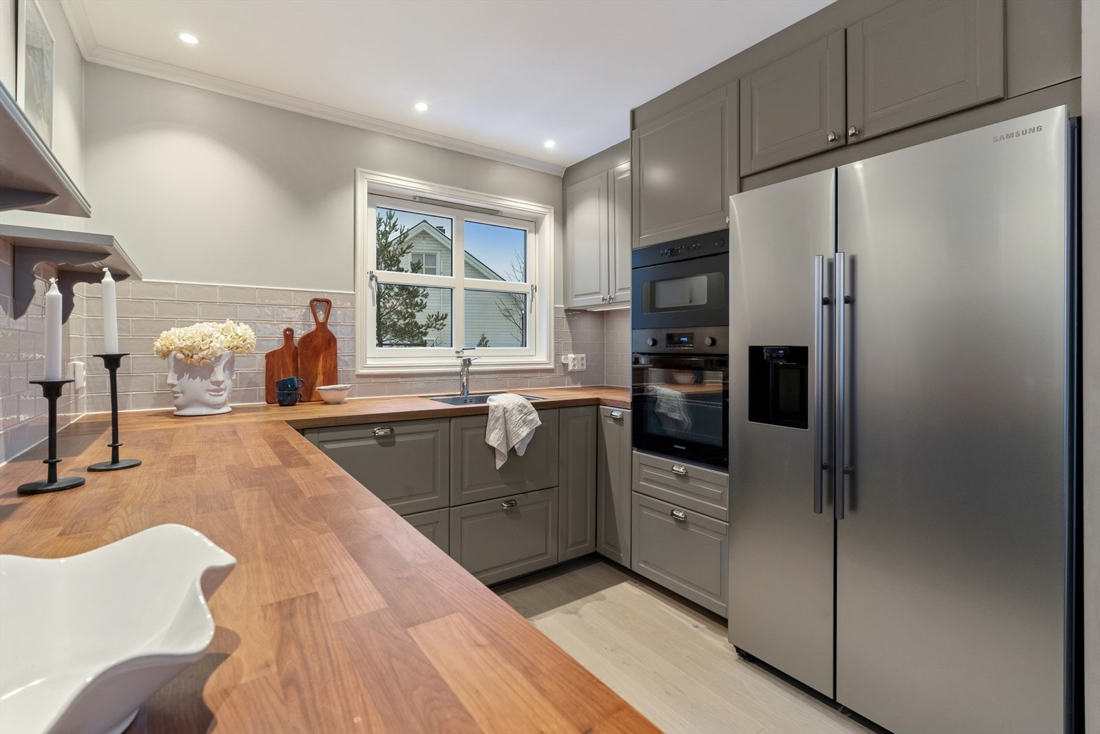 Stilrent og funksjonelt med god skap og benkeplass. Galleribilde