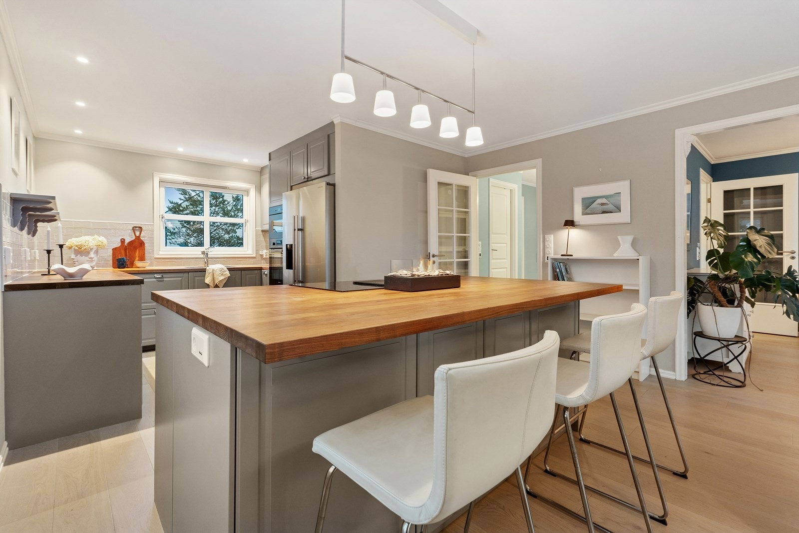 Heltre benkeplate, integrerte hvitevarer og god plass rundt kjøkkenøya. Galleribilde