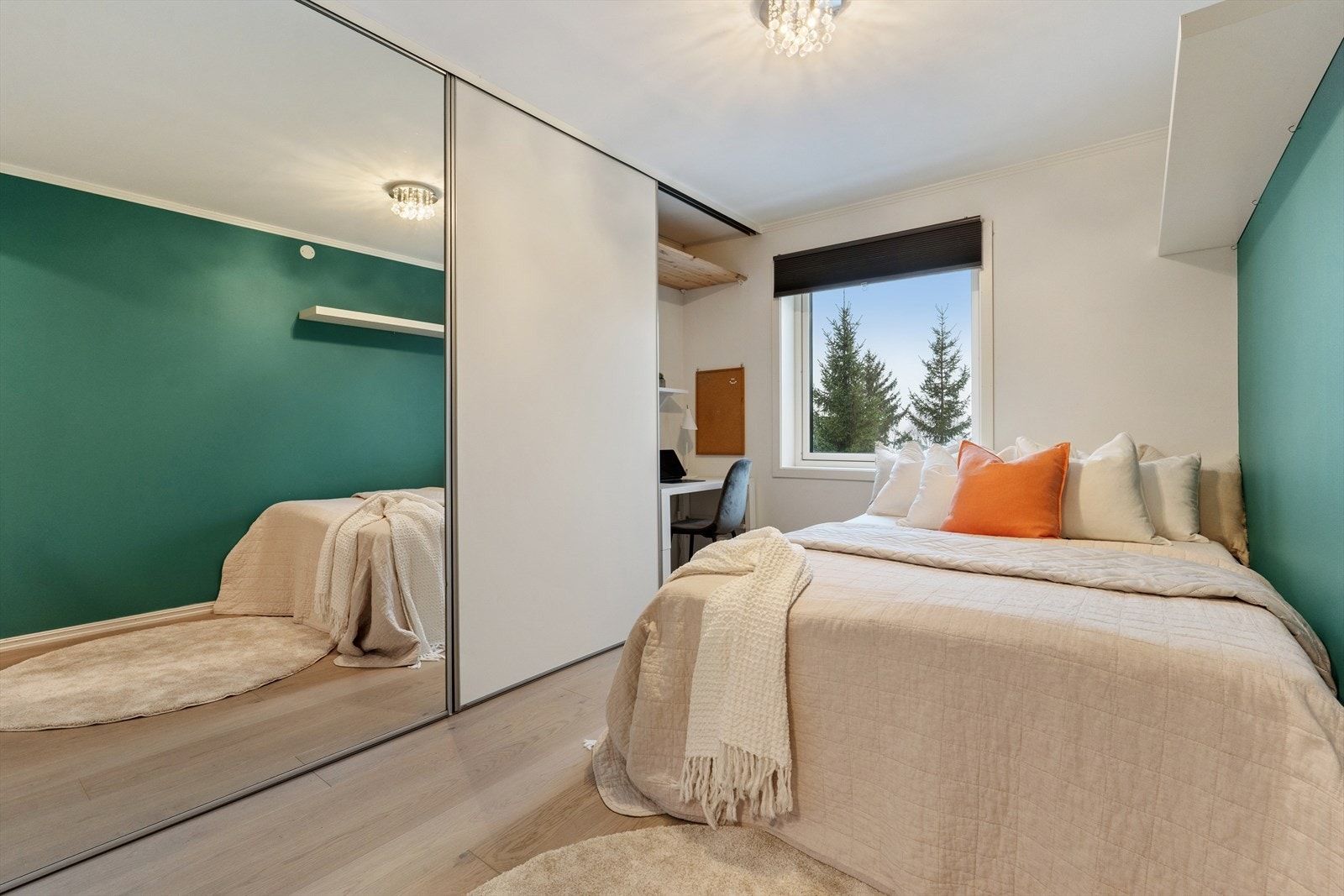 Soverommmet på hovedplan har en generøs skyvedørs garderobe med plass til skrivepult. Galleribilde