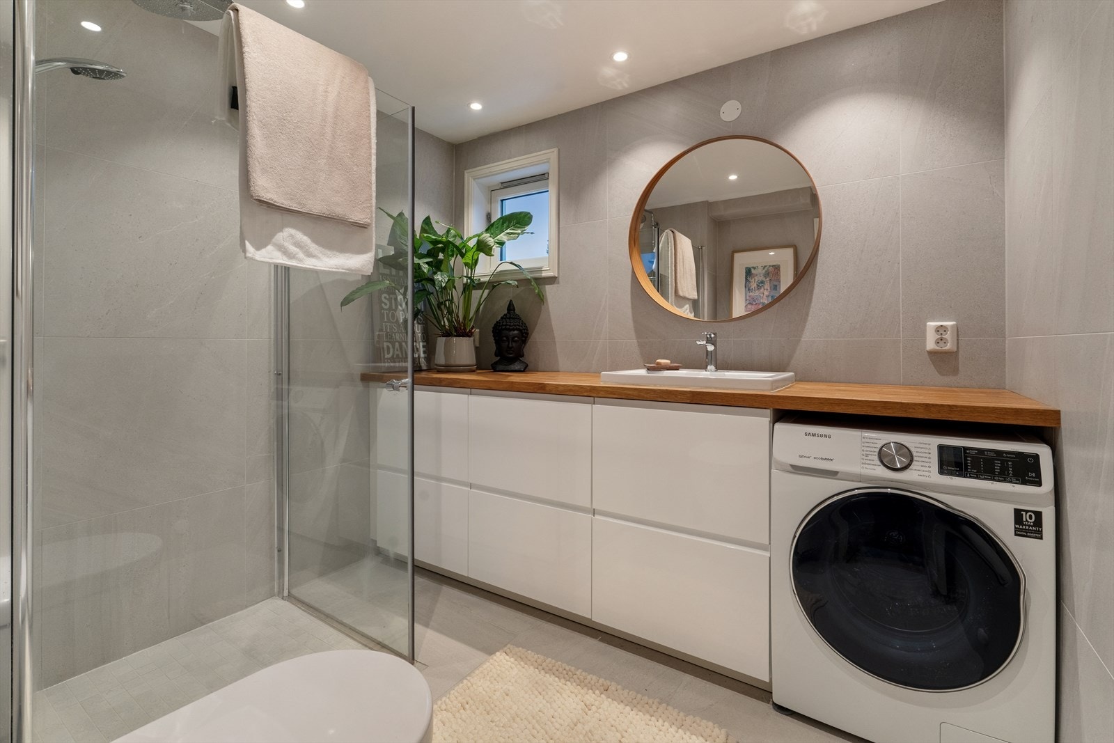 Flislagt bad fra 2020 med dusjhjørne og vegghengt toalett. Galleribilde