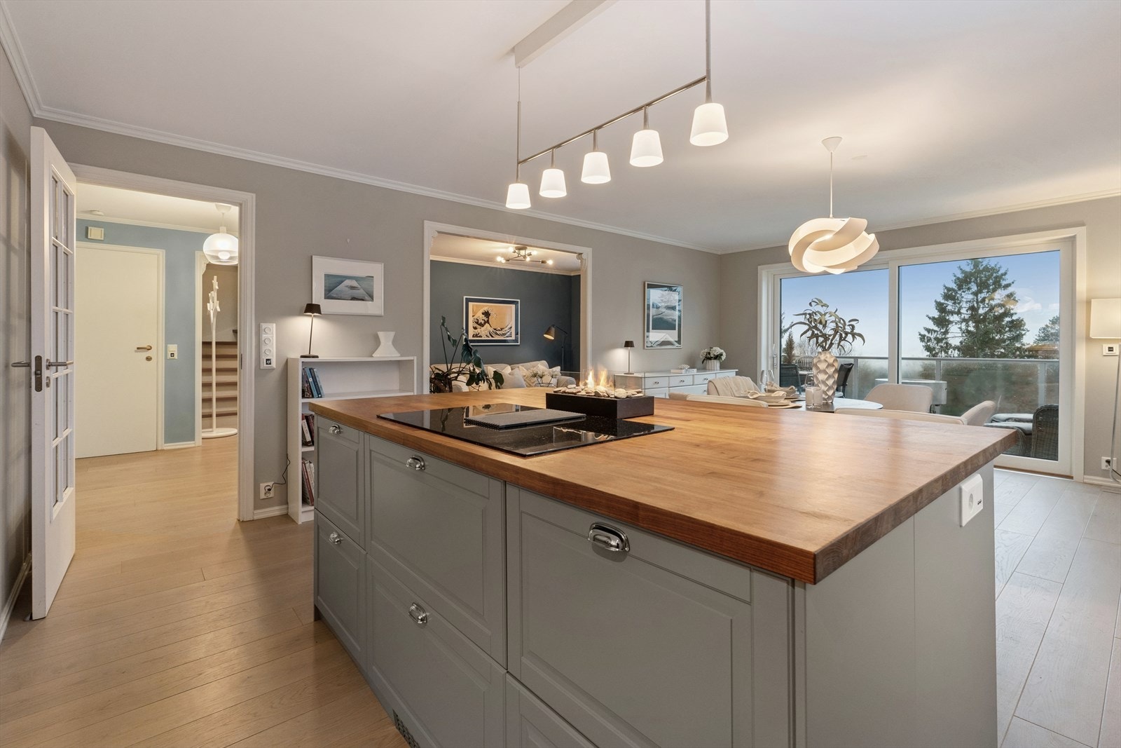 Velkommen til en lys og romslig leilighet over to plan - Nordåskollen 75. Galleribilde