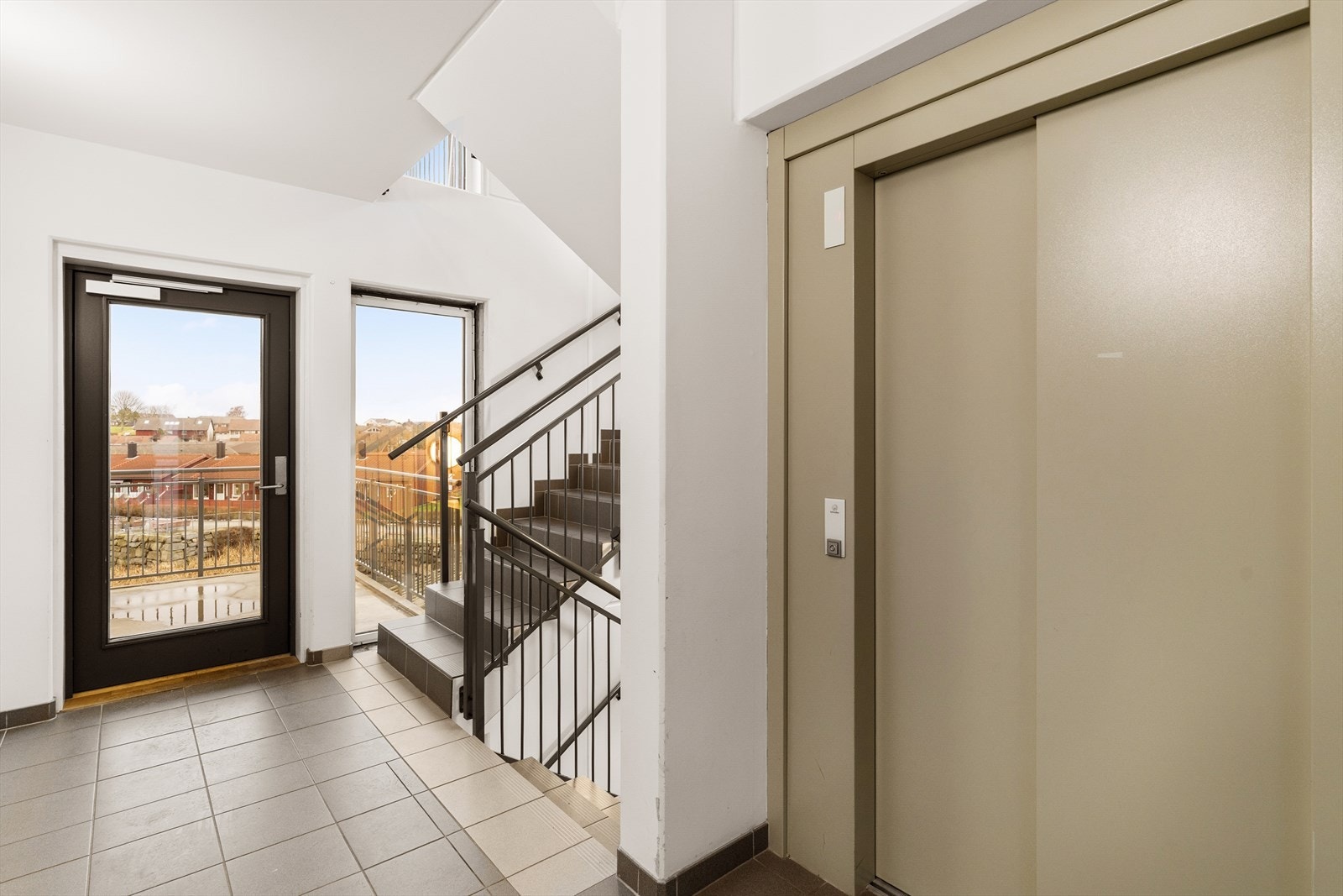 Trappeoppgang med heis Galleribilde