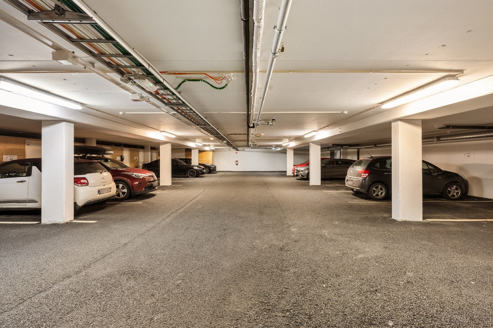 Parkering i felles garasjeanlegg, leiligheten disponerer en parkeringsplass Galleribilde