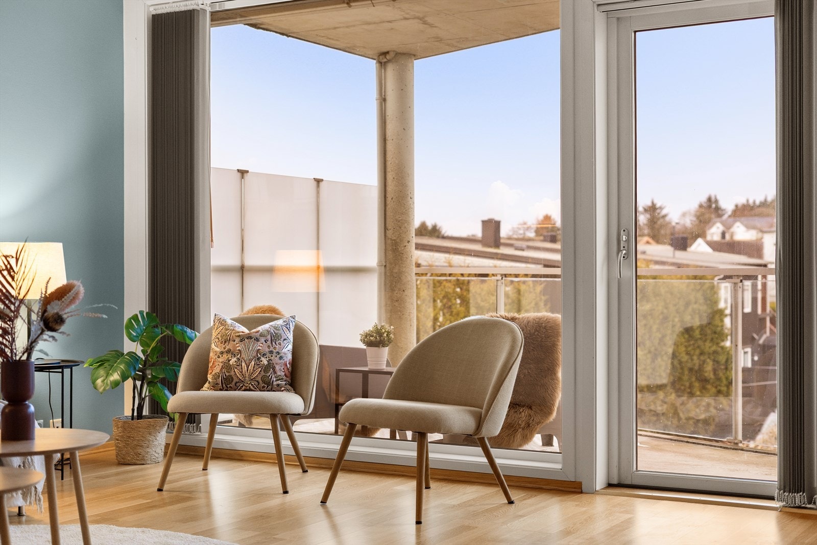 Store vindusflater slipper inn rikelig med naturlig lys Galleribilde